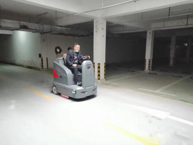 和平小区物业保洁不用人力改用驾驶式洗地机了